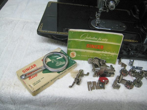 Stunning 1955 Singer 222k Free arm SINGER FEATHERWEIGHT - Image 4